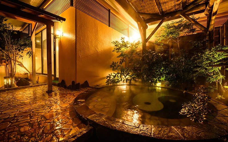 大浴場及露天浴池提供具有美膚效果的溫泉